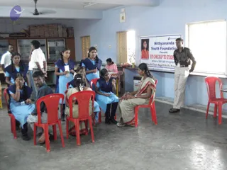 2009-Nithyananda-Youth-Foundation-Offers-Eyecheckup-to-Students