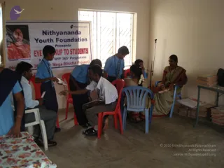2009-Nithyananda-Youth-Foundation-Offers-Eyecheckup-to-Students