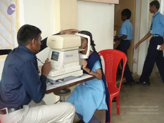 2009-Nithyananda-Youth-Foundation-Offers-Eyecheckup-to-Students