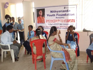 2009-Nithyananda-Youth-Foundation-Offers-Eyecheckup-to-Students