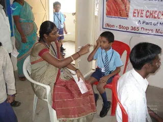 2009-Nithyananda-Youth-Foundation-Offers-Eyecheckup-to-Students