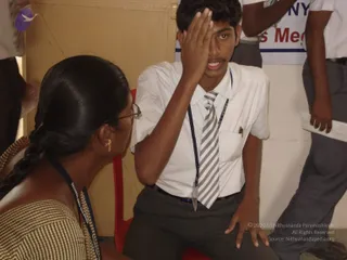 2009-Nithyananda-Youth-Foundation-Offers-Eyecheckup-to-Students