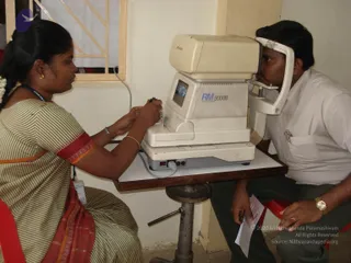 2009-Nithyananda-Youth-Foundation-Offers-Eyecheckup-to-Students