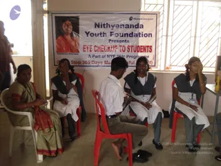 2009-Nithyananda-Youth-Foundation-Offers-Eyecheckup-to-Students