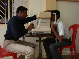 2009-Nithyananda-Youth-Foundation-Offers-Eyecheckup-to-Students