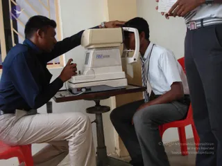 2009-Nithyananda-Youth-Foundation-Offers-Eyecheckup-to-Students