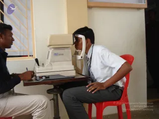 2009-Nithyananda-Youth-Foundation-Offers-Eyecheckup-to-Students