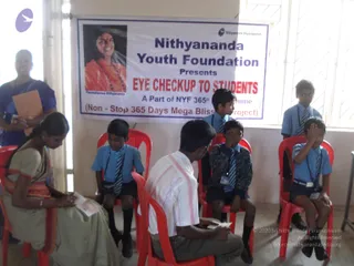 2009-Nithyananda-Youth-Foundation-Offers-Eyecheckup-to-Students