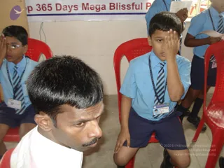 2009-Nithyananda-Youth-Foundation-Offers-Eyecheckup-to-Students