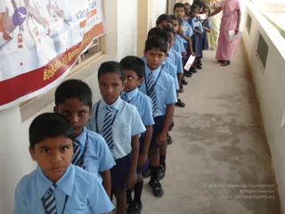 2009-Nithyananda-Youth-Foundation-Offers-Eyecheckup-to-Students