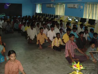 2009-Nithyananda-Youth-Foundation-Offers-Eyecheckup-to-Students