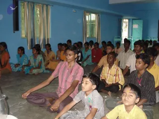 2009-Nithyananda-Youth-Foundation-Offers-Eyecheckup-to-Students