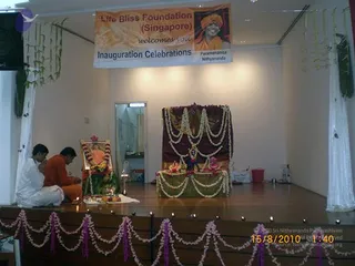 20100815_Photo_1006_08-Senior-Swami-performs-Guru-Puja_CMP_WM