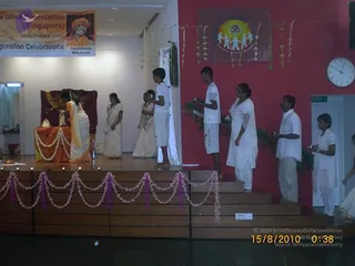 20100815_Photo_1015_04-Devotees-perform-milk-abhishekam_CMP_WM