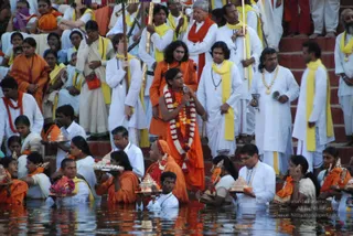 Holy-dip-in-the-sacred-waters-of-Vaidya-Sarovar_Photo_1002_DSC_3375_CMP_WM