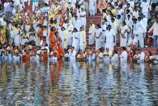 Holy-dip-in-the-sacred-waters-of-Vaidya-Sarovar_Photo_1003_DSC_3381_CMP_WM
