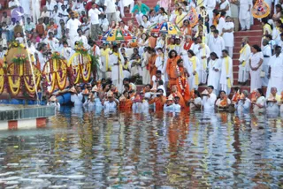 Holy-dip-in-the-sacred-waters-of-Vaidya-Sarovar_Photo_1004_DSC_3382_CMP_WM