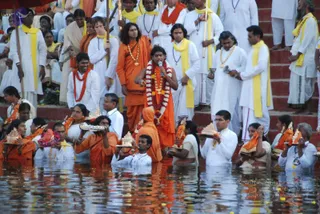 Holy-dip-in-the-sacred-waters-of-Vaidya-Sarovar_Photo_1005_DSC_3383_CMP_WM