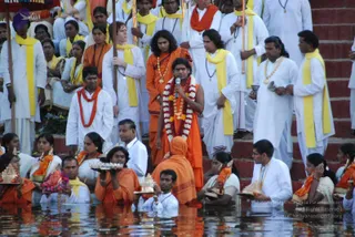 Holy-dip-in-the-sacred-waters-of-Vaidya-Sarovar_Photo_1006_DSC_3385_CMP_WM