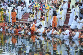 Holy-dip-in-the-sacred-waters-of-Vaidya-Sarovar_Photo_1010_DSC_3409_CMP_WM