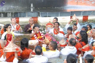 Holy-dip-in-the-sacred-waters-of-Vaidya-Sarovar_Photo_1011_DSC_3421_CMP_WM