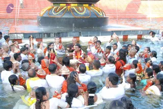 Holy-dip-in-the-sacred-waters-of-Vaidya-Sarovar_Photo_1012_DSC_3422_CMP_WM