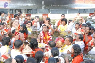 Holy-dip-in-the-sacred-waters-of-Vaidya-Sarovar_Photo_1017_DSC_3435_CMP_WM