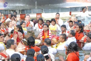 Holy-dip-in-the-sacred-waters-of-Vaidya-Sarovar_Photo_1018_DSC_3436_CMP_WM