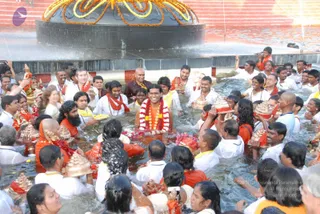 Holy-dip-in-the-sacred-waters-of-Vaidya-Sarovar_Photo_1021_DSC_3439_CMP_WM