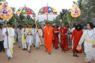 Holy-dip-in-the-sacred-waters-of-Vaidya-Sarovar_Photo_1027_DSC_3727_CMP_WM
