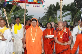 Holy-dip-in-the-sacred-waters-of-Vaidya-Sarovar_Photo_1028_DSC_3731_CMP_WM