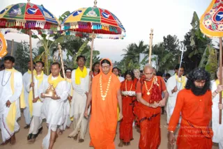 Holy-dip-in-the-sacred-waters-of-Vaidya-Sarovar_Photo_1029_DSC_3732_CMP_WM