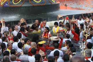 Holy-dip-in-the-sacred-waters-of-Vaidya-Sarovar_Photo_1031_IMG_5869_CMP_WM