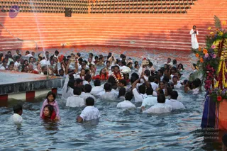 Holy-dip-in-the-sacred-waters-of-Vaidya-Sarovar_Photo_1035_IMG_5880_CMP_WM