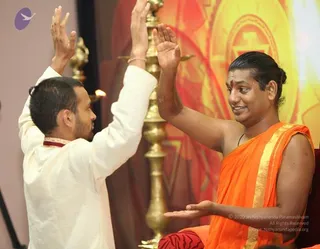 2011-08aug-19-nithyananda-photo-ia-day-1-08b-energy-darshan_CMP_WM