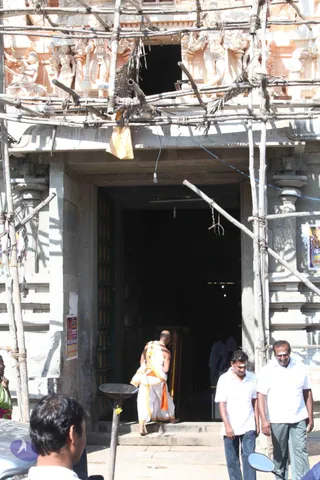 2-Swamiji_s Temple Visit_Photo_1000_IMG_3927_CMP_WM