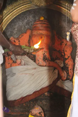 2-Swamiji_s Temple Visit_Photo_1009_IMG_9415_CMP_WM