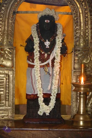 01-Temple-Visit_Photo_1000_IMG_0905_CMP_WM