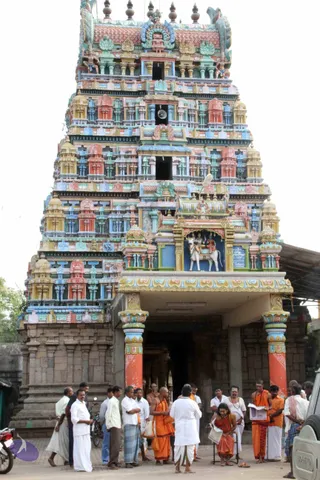 03-Darshan-By-Swamiji-Outside-Temple_Photo_1000_IMG_2185_CMP_WM