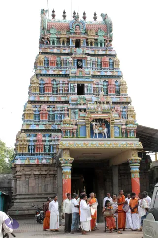 03-Darshan-By-Swamiji-Outside-Temple_Photo_1001_IMG_2187_CMP_WM
