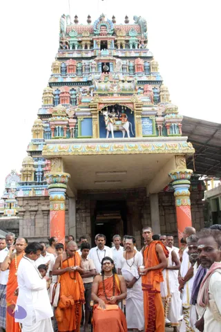 03-Darshan-By-Swamiji-Outside-Temple_Photo_1002_IMG_2196_CMP_WM
