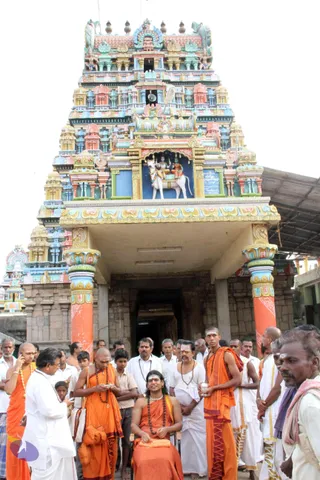 03-Darshan-By-Swamiji-Outside-Temple_Photo_1003_IMG_2197_CMP_WM