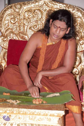 4-Swamiji-Lunch-With-Aadheenavasis_Photo_1004_IMG_3499_CMP_WM