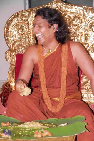 4-Swamiji-Lunch-With-Aadheenavasis_Photo_1010_IMG_3541_CMP_WM