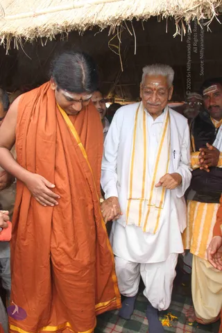Swamiji-meets-VIPs_Photo_1003_IMG_0504_CMP_WM