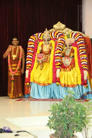 05-Swamiji-Final-blessings_Photo_1000_IMG_5665_CMP_WM