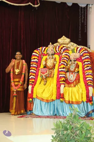 05-Swamiji-Final-blessings_Photo_1001_IMG_5666_CMP_WM