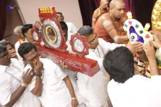 05-Tamil-Organizers-Swami-post-Satsang_Photo_1002_IMG_4238_CMP_WM