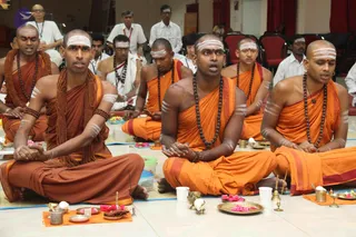 04-Paduka-Puja-Crowd-Individuals_Photo_1023_IMG_4877_CMP_WM