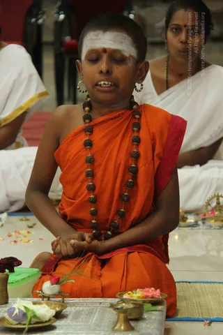 04-Paduka-Puja-Crowd-Individuals_Photo_1024_IMG_4878_CMP_WM